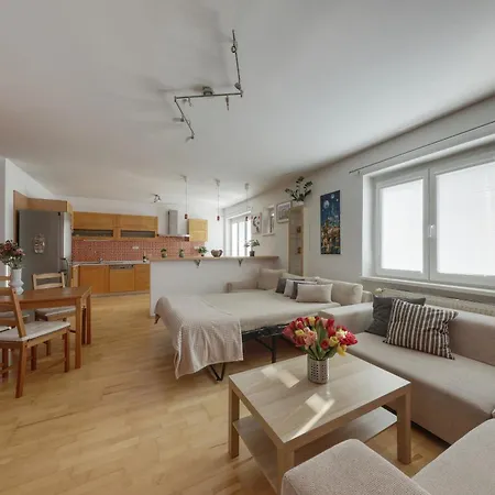 Lovely 2 Bedroom Apartment *