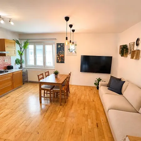 Lovely 2 Bedroom شقة *