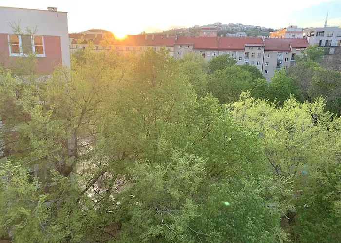 Lovely 2 Bedroom Apartment *