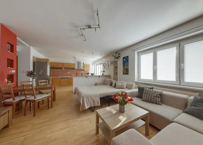 Lovely 2 Bedroom Apartment *