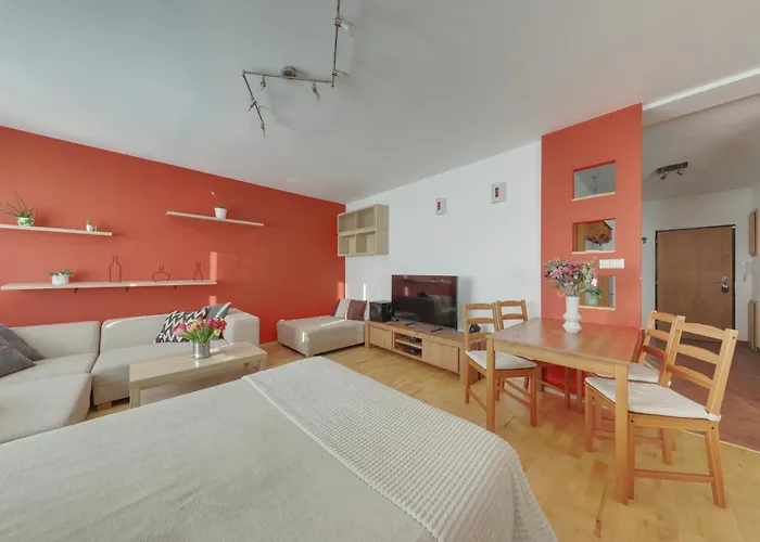 Lovely 2 Bedroom Apartment *