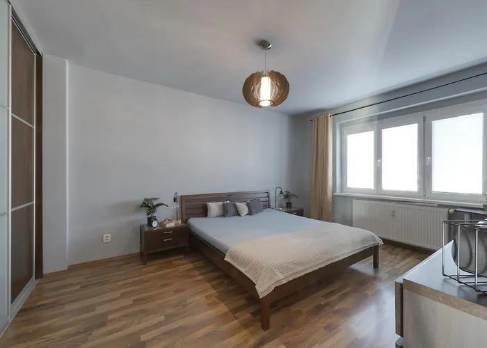 Lovely 2 Bedroom Apartment *